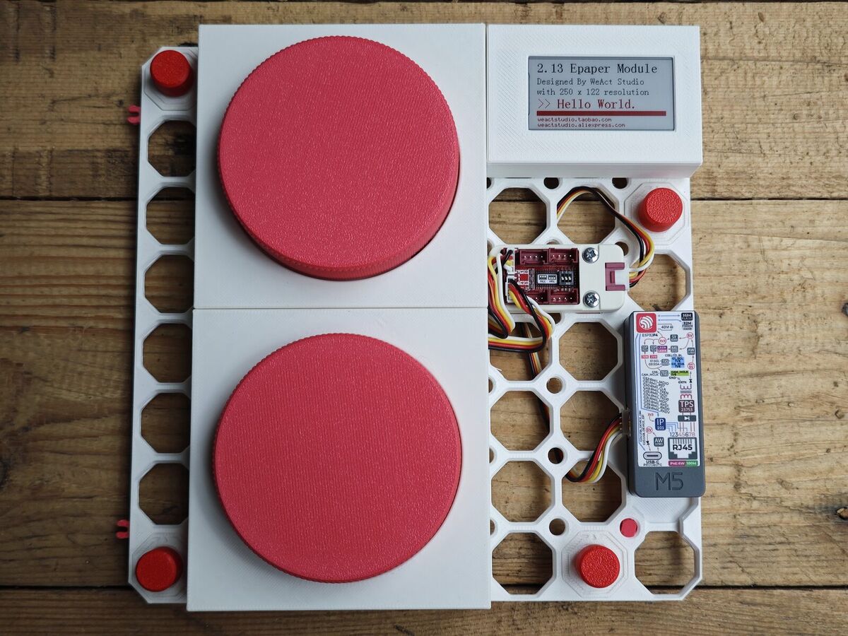 Module ouvert : électronique, nappes et alimentation PoE visibles sous les boutons